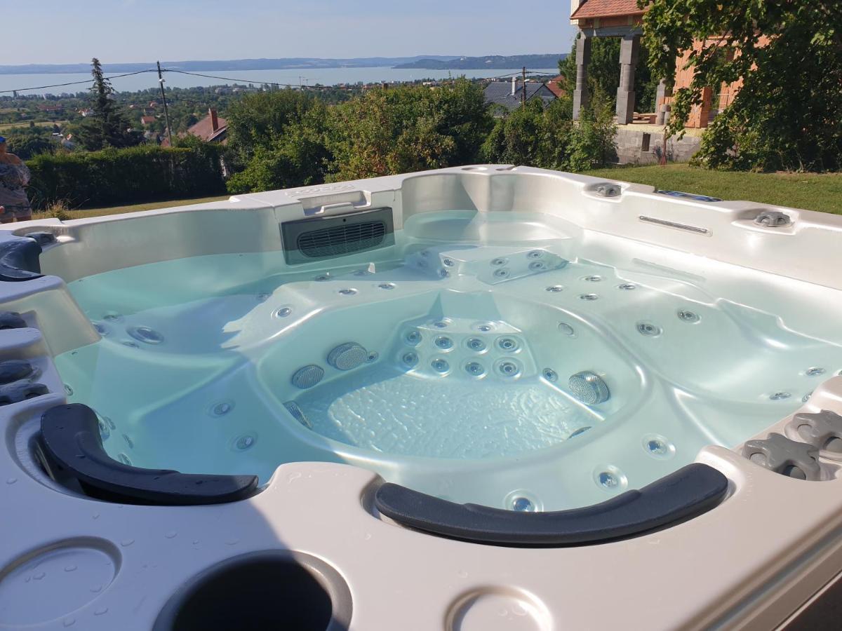 Lakeview Apartments Balatonfuered Екстериор снимка