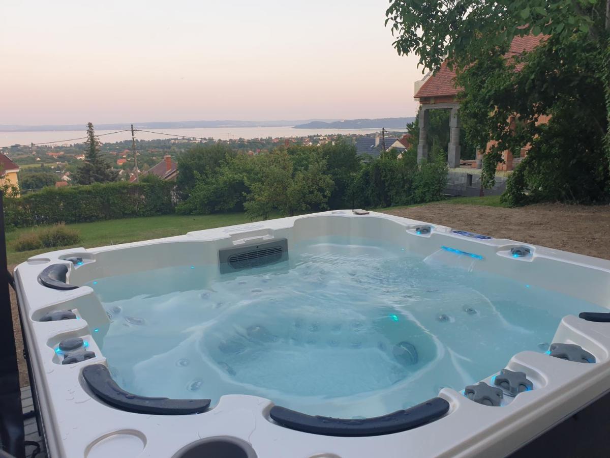 Lakeview Apartments Balatonfuered Екстериор снимка