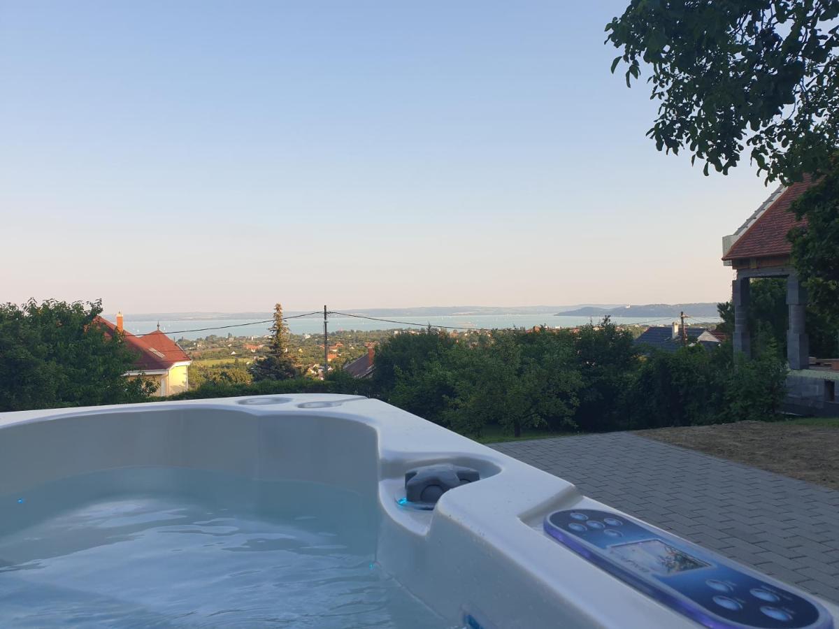 Lakeview Apartments Balatonfuered Екстериор снимка